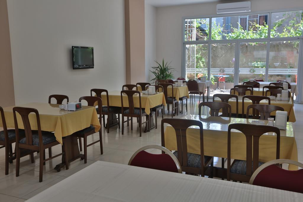 Hosta Otel *